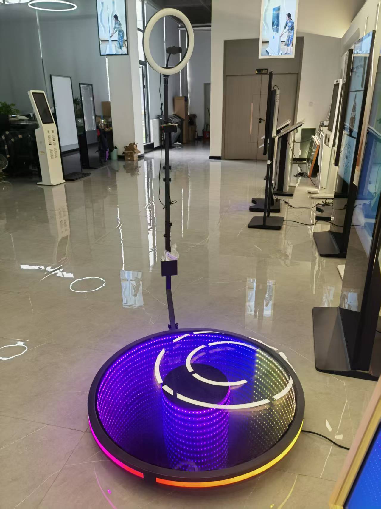 Hoe verbetert een spiegel-lcd-scherm digitale signage en interactie?