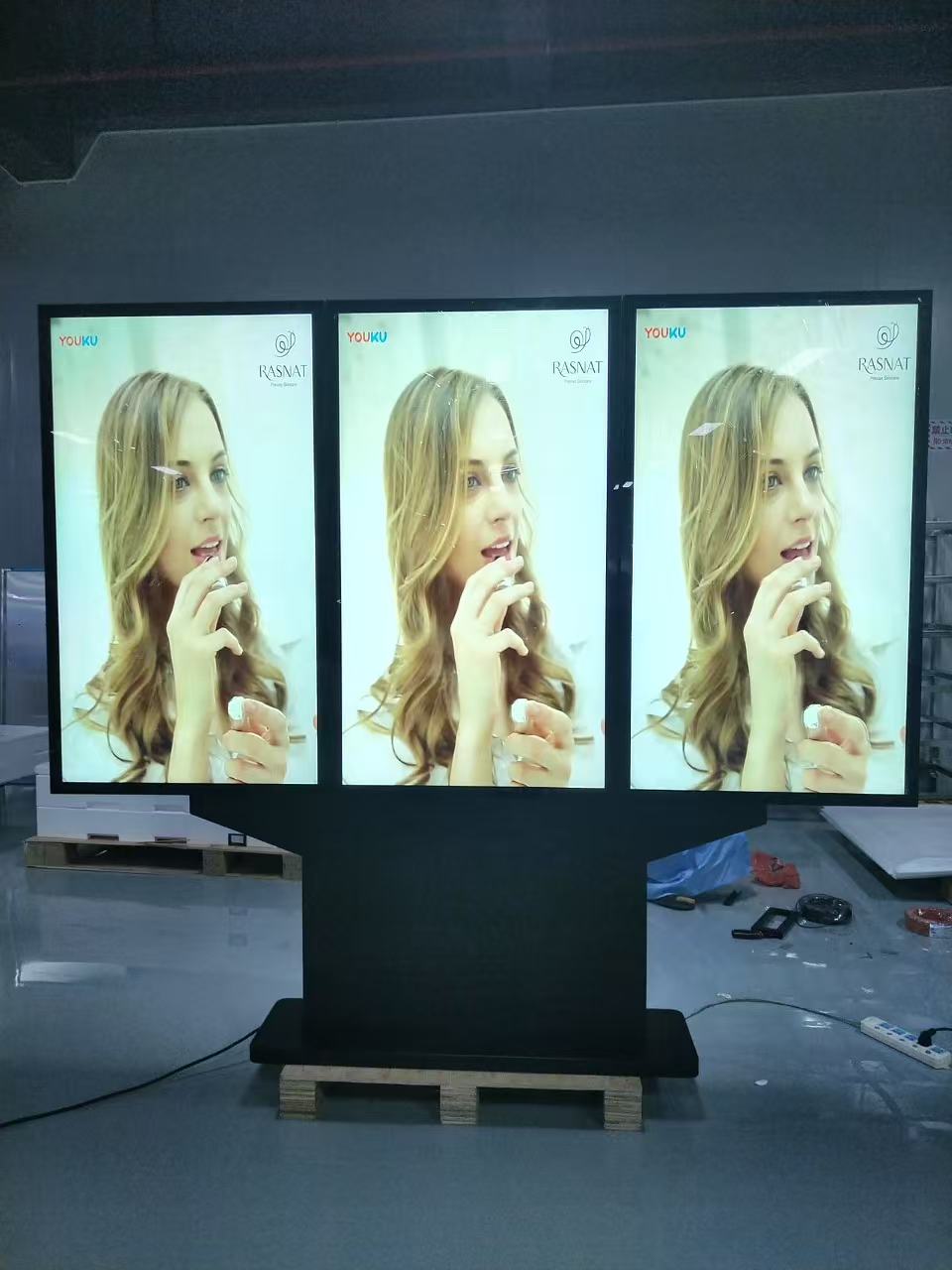 4K 49 55 65 75 inch Triple Screen Outdoor Commercial Advertising Video Player IP66 Waterdicht