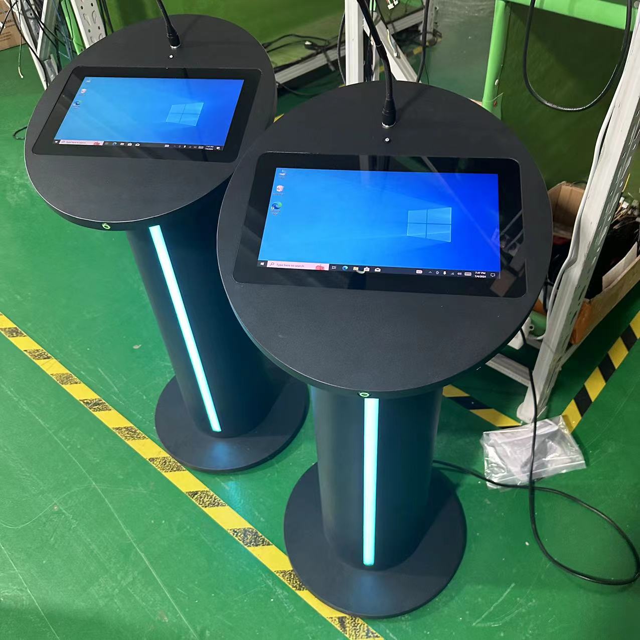 Multimedia digitaal podium 13,3 inch pcap touch lcd lessenaar luidsprekerversterker en draadloze microfoon voor vergaderingen