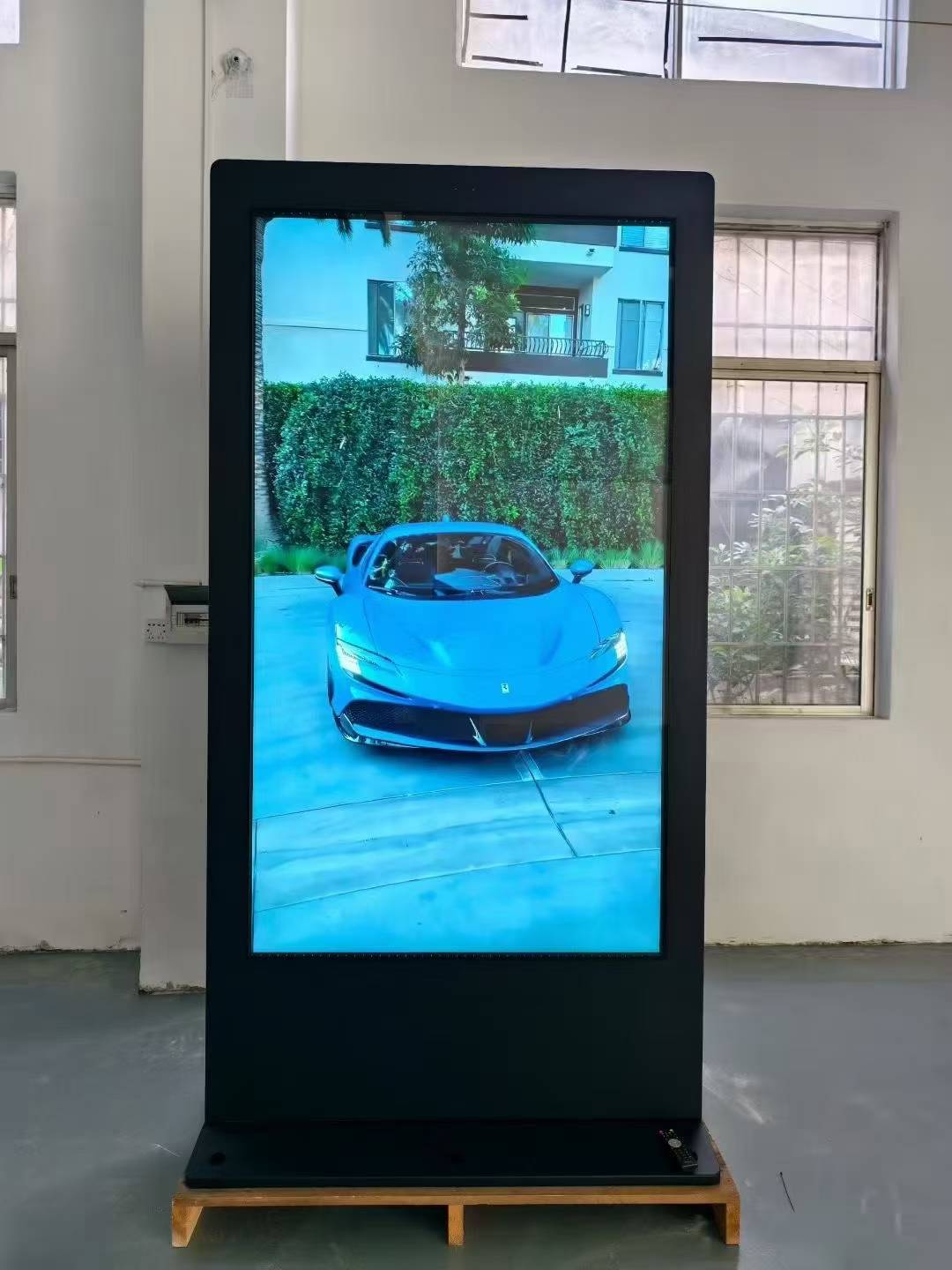 Buiten 86 inch vloer Standing 2500Nits Kiosk 4K Digitale bewegwijzering